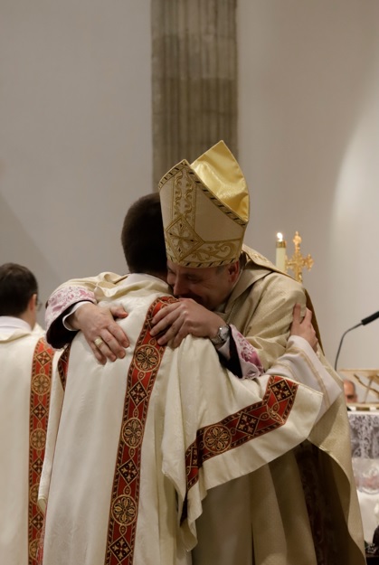 abrazo antonio prieto lucena obispo diacono alcala