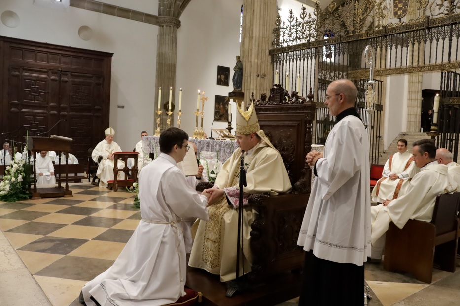 diacono oratorio san felipe neri alcala ordenacion oct 24 manos