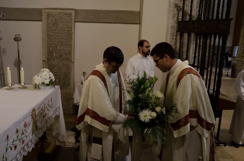 ofrenda floral virgen val ordenacion diaconal oct24