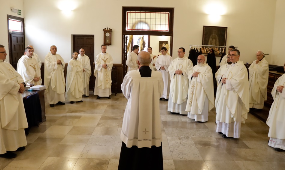 sacerdotes sacristia catedral alcala henares ordenacion diaconal oct 24